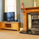 Sunnycroft - Hot Tub Hire Available, Fitness Centre, Free Parking *
