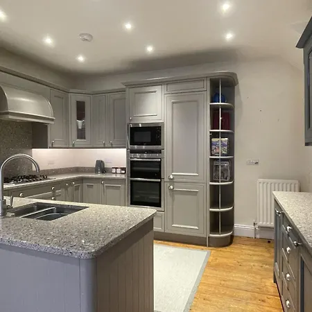 Sunnycroft - Hot Tub Hire Available, Fitness Centre, Free Parking Holiday home *