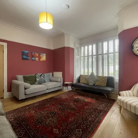 Sunnycroft - Hot Tub Hire Available, Fitness Centre, Free Parking