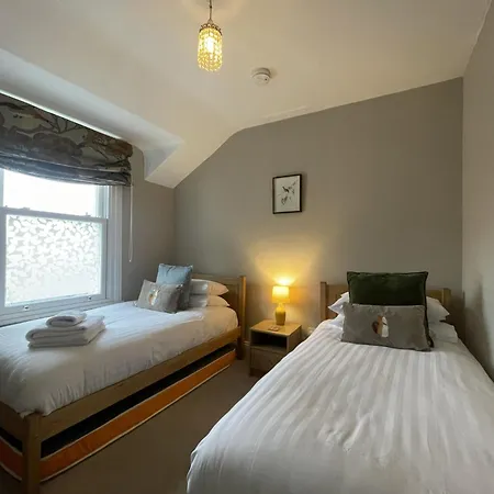 Sunnycroft - Hot Tub Hire Available, Fitness Centre, Free Parking