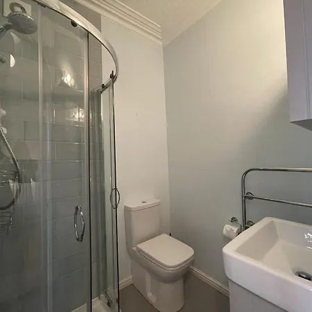 Sunnycroft - Hot Tub Hire Available, Fitness Centre, Free Parking Holiday home *