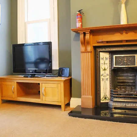 Sunnycroft - Hot Tub Hire Available, Fitness Centre, Free Parking *